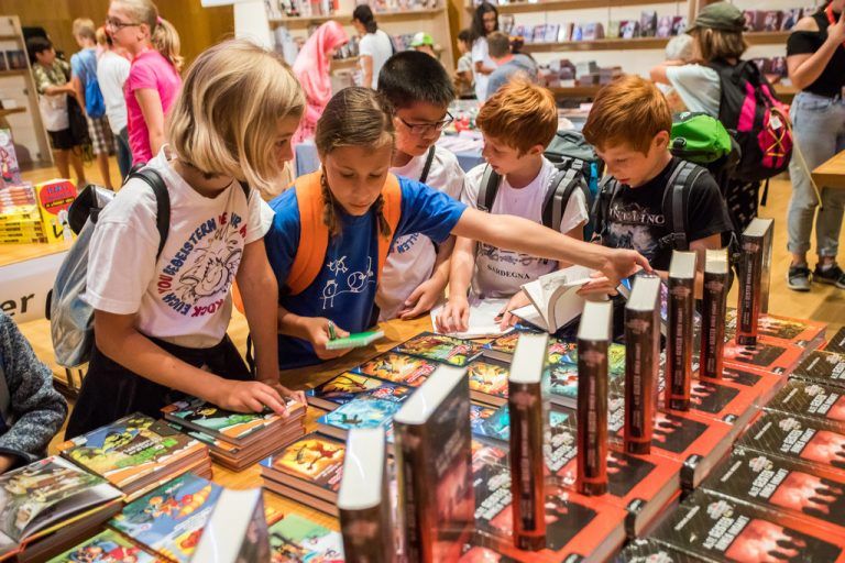 Der große Saal der Kulturbühne Ambach wird zur größten Bücherschau des Landes für Kinder- und Jugendbücher.