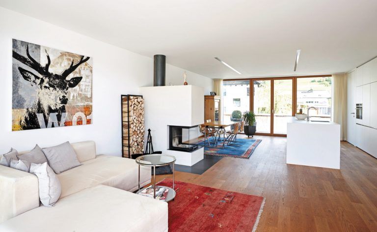 Der Hauptwohnraum ganz in Weiß und Holz verbindet die attraktiven Außenbereiche als durchgestecktes Loft. Blick nach Südosten …