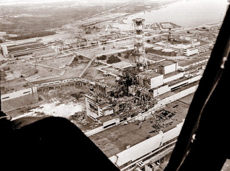 Der Reaktor 4 des Kernkraftwerks Tschernobyl wurde durch die Explosion im April 1986 zerstört. Der um den Reaktor gebaute Sarkophag hat Risse bekommen und muss dringend eine neue Hülle erhalten.  Fotos: Reuters, VN, Archiv