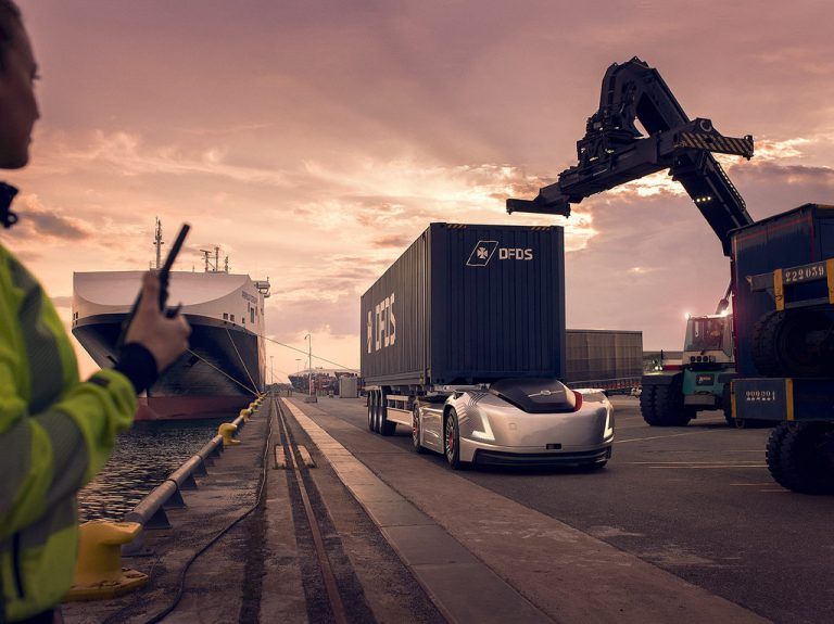 Der Roboter-Lkw von volvo Trucks geht in den Praxistest. Der 2018 erstmals als Studie präsentierte Elektro-Truck verkehrt zwischen einem Logistikzentrum und einem Hafenterminal in Göteborg. Das Fahrgestell nimmt Container auf und transportiert diese autonom zum Zielort, wobei es von einem Mitarbeiter in einem Kontrollturm überwacht wird.