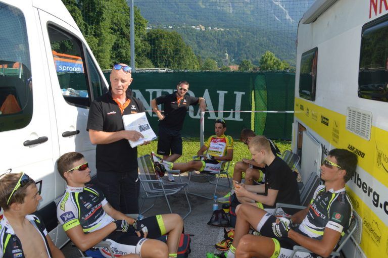 Der Sportliche Leiter Werner Salmen bespricht die Renntaktik mit den Fahrern des Teams Vorarlberg. Foto: privat