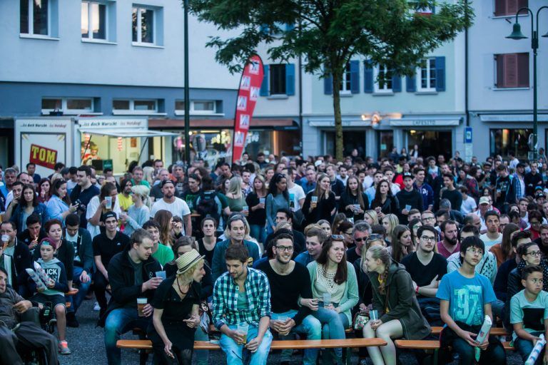 Dicht gedrängt standen und saßen die Fußballbegeisterten zusammen, wobei auch die österreichische Mannschaft Gesprächsthema war.