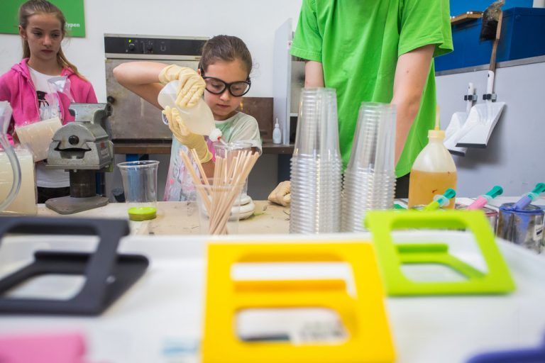 Die acht Kinder durften bei 1zu1 Prototypen auch selbst ein Werkstück anfertigen und nach Hause mitnehmen. Fotos: VN/Steurer