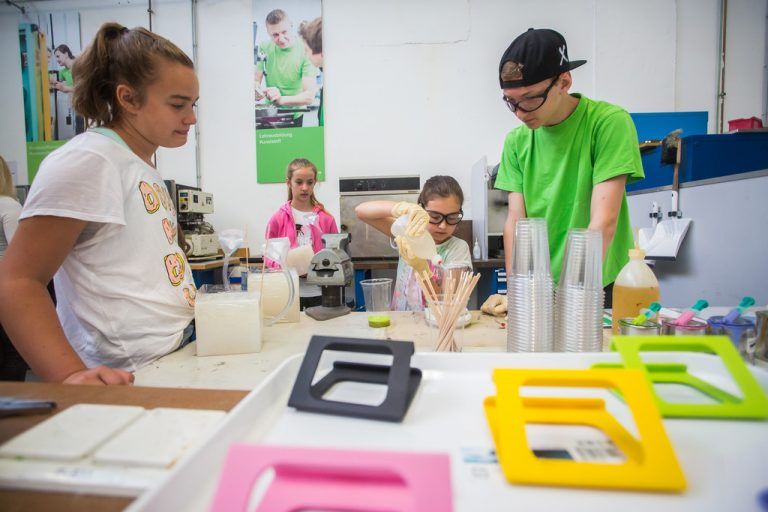 Die acht Kinder durften bei 1zu1 Prototypen auch selbst ein Werkstück anfertigen und nach Hause mitnehmen. Fotos: VN/Steurer