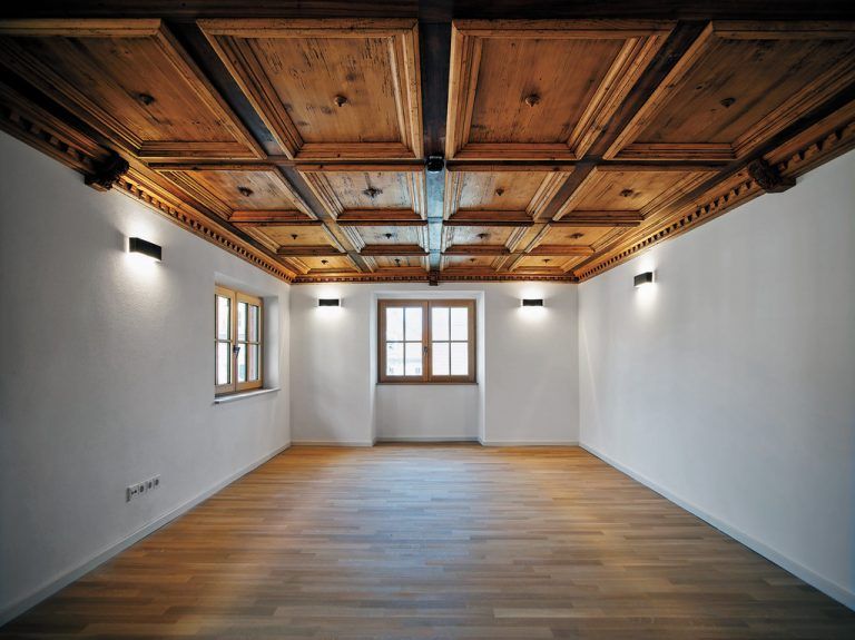 Die alte Holzkassettendecke aus der Spätrenaissance wurde abgenommen, saniert und in einem Eckzimmer im ersten Stock wieder eingebaut.