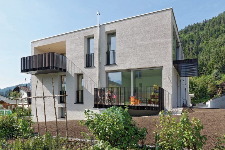 Die an die graue Putzfassade gehängten korb-artigen Balkone verleihen der Wohnanlage WAH in Nüziders ihr charakteristisches „Gesicht“. Da die Außenfassaden ganz konventionell aus gedämmten Ziegeln gemauert sind, war keine zusätzliche Dämmung notwendig.