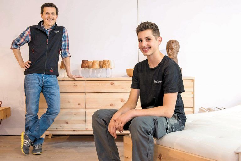 Die Arbeit mit Massivholz hat große Qualität und ist ein Anreiz für Firmentreue. Foto: stiplovsek