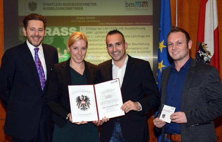 Die Ausbildungsverantwortlichen der Firma Grass nahmen die Auszeichnung von Staatssekretär Harald Mahrer entgegen. Foto: Hartl