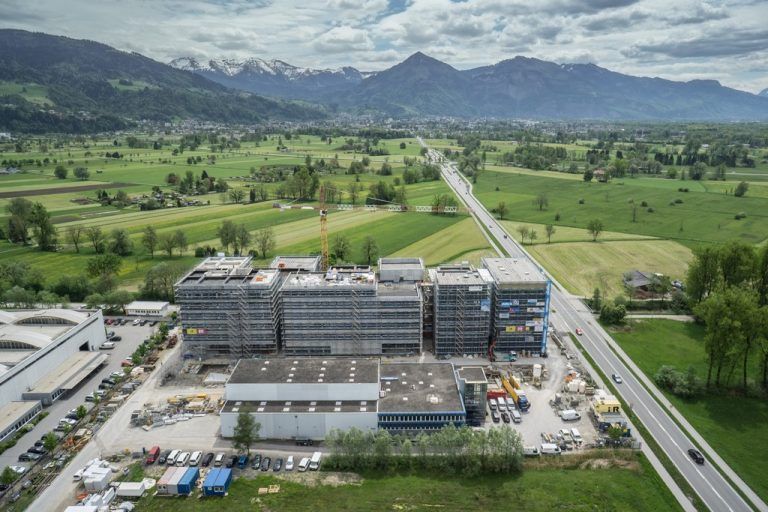 Die Bauarbeiten auf der Doppelmayr-Baustelle schreiten voran. Gestern fand die Firstfeier statt. Foto: VN/hartinger