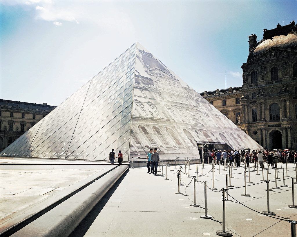 Das Louvre – eingehüllt von Juste Ridicule