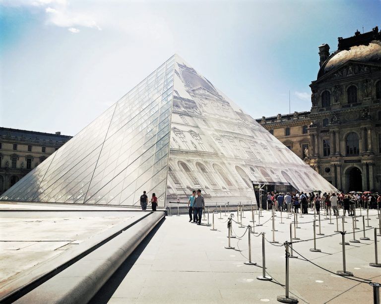 Die berühmte gläserne Pyramide dient als Haupteingang zum meistbesuchten Museum der Welt.