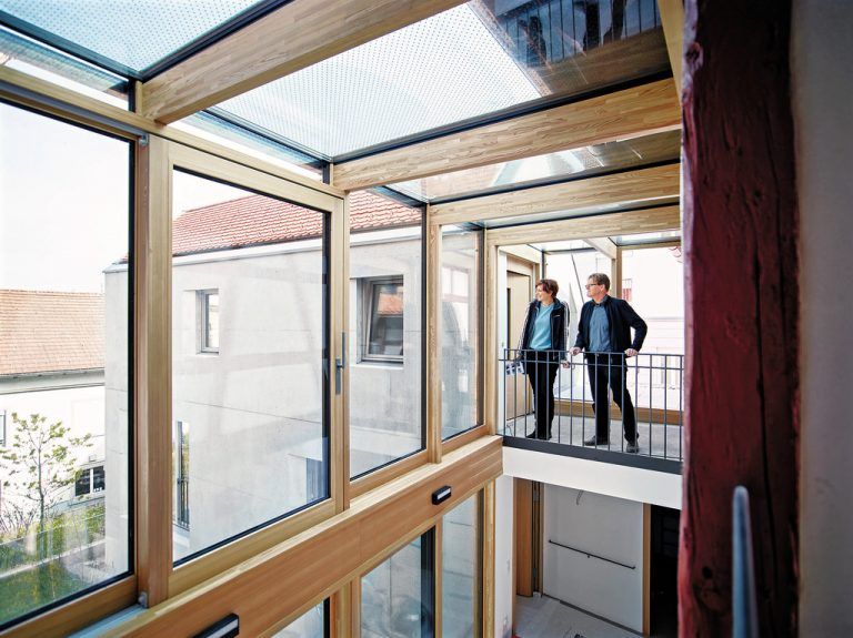 Die Galerie über dem Foyer lässt sich auch per Lift erschließen und bietet viele spannende Perspektiven in das Doppelhaus und seinen Garten.