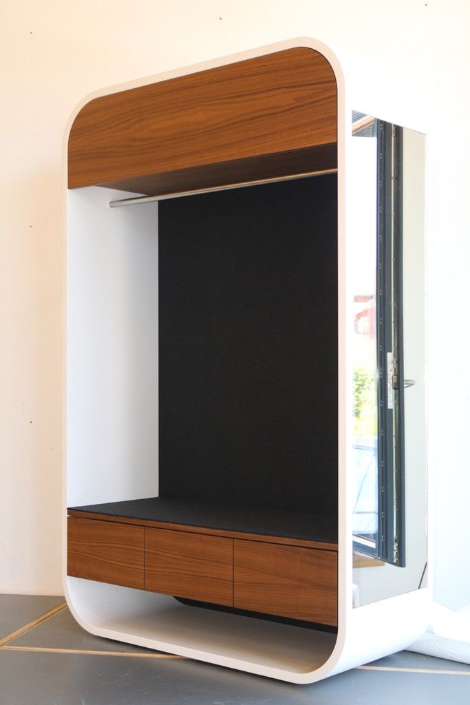 Die Garderobe „iPhone“ ist ein Unikat. Foto: Gemrci