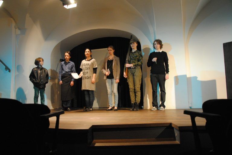 Die Gymnasium-Schillerstraße-Theatergruppe: Die OberstufenschülerInnen erarbeiten sich die Texte des Frisch-Stücks. Fotos: Theater am Saumarkt