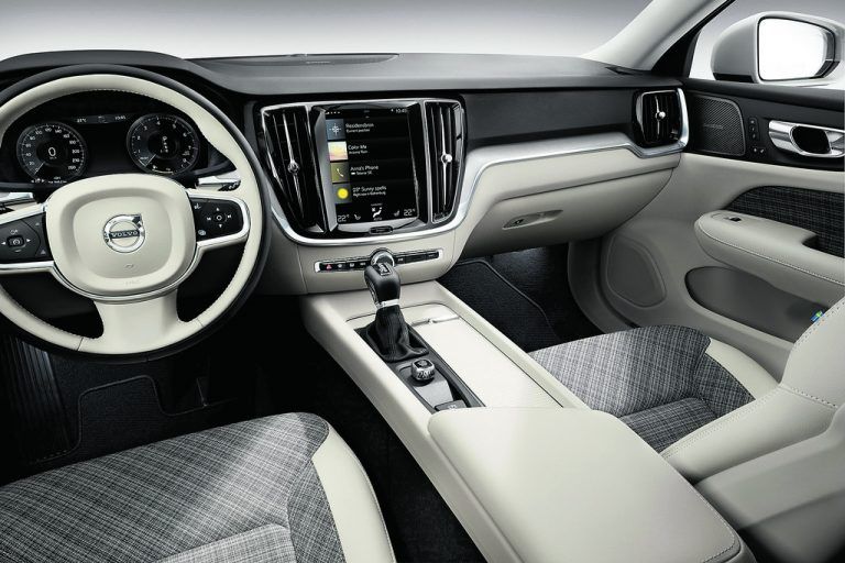 Die Kommandozentrale, dominiert vom Infotainment-Touchscreen in Tabletdimension.