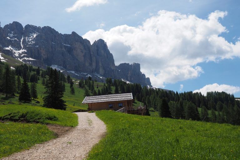 Die letzten Meter zur Hüttenrast unter den Felsen des Rosengartens. Fotos : GMS (4), Eggental Tourismus (3)