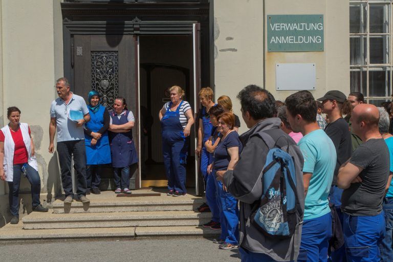 Die Mitarbeiter arbeiten zum Teil seit Jahrzehnten in der Spinnerei. Nun appellieren sie an die soziale Verantwortung.  Foto: VN/paulitsch