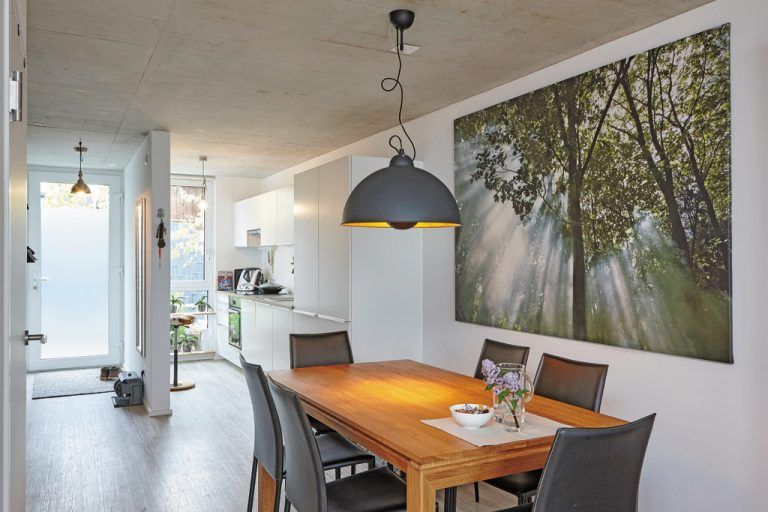 Die nach beiden Seiten offene Wohnebene im Erdgeschoß bietet auf kleiner Fläche eine angenehme Nutzungsfolge aus Garderobe, Kochen, Essen und Wohnen – einmal Richtung Osten, …