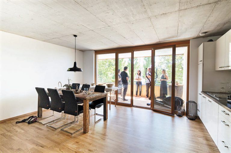 Die raumhohen Fensterfronten sind durch die großen Vordächer konstruktiv vor direkter Sonneneinstrahlung im Sommer geschützt.