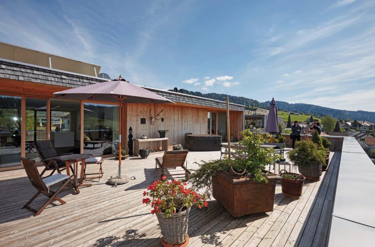 Die Rücksetzung des obersten Geschoßes ergibt sich aus dem Bebauungsplan. Die Terrasse ist im Sommer die eigentliche Wohnung mit viel Sonnenlicht und Aussicht in alle Himmelsrichtungen.