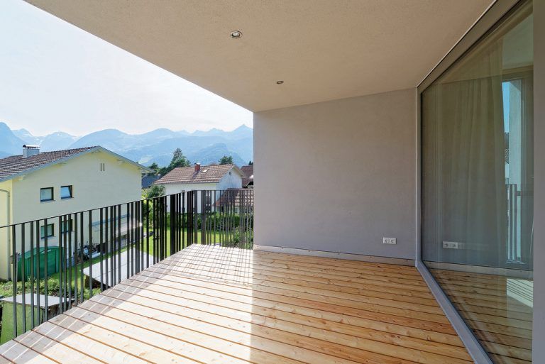 Die Schesaplana haben die zukünftigen Bewohner der noch freien Penthouse-Wohnung von ihrer Loggia aus direkt im Blick. Sie ist 15 m² groß, holzbeplankt und teilweise in die Wohnung hineingezogen.