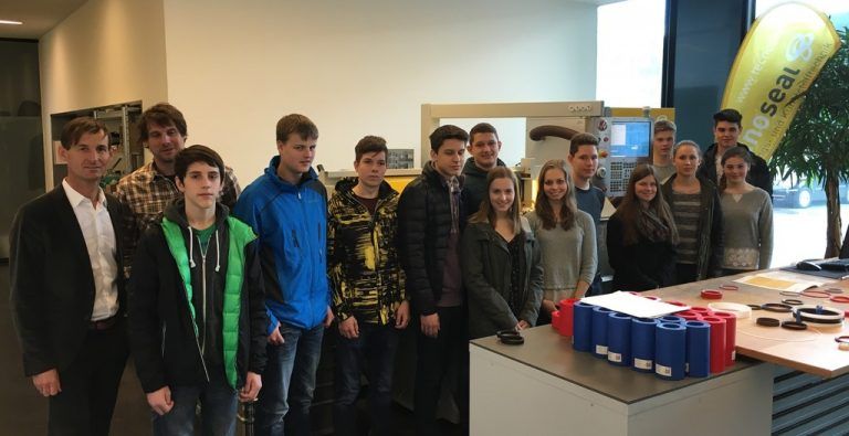Die Schüler der HTL Bregenz auf Exkursion in Lustenau bei tecnoseal-Geschäftsführer Gernot Stoppel. Foto: tecnoseal
