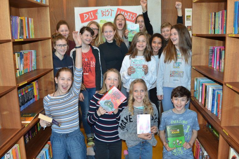 Die Selektaner wählen aus aktuellen Verlagsprogrammen Bücher für die Schulbibliothek aus und freuen sich schon auf die Kinder- und Jugendbuchmesse Buch am Bach.