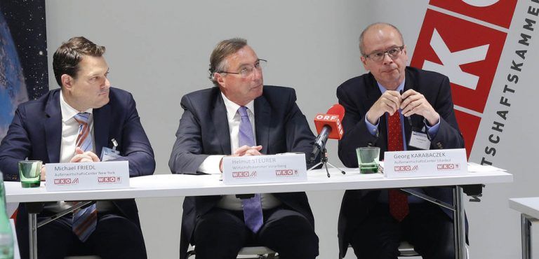 Die Wirtschaftsdelegierten Michael Friedl (New York, l.) und Georg Karabaczek (Istanbul, r.) mit WKV-Direktor Helmut Steurer. Foto: wkv