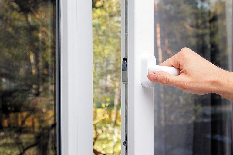 Die Wohnfeuchtigkeit wird durch regelmäßiges Lüften bei weit geöffnetem Fenster reduziert.