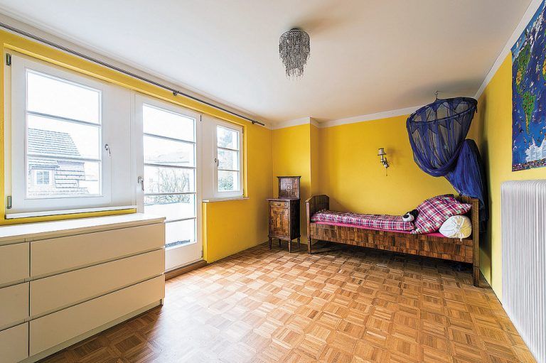 Die Zimmer im Ober-geschoß mit Raumgrößen von ca. 15–16 m2 halten viele Optionen für Nachnutzungen offen: hier klassisch als Kinderzimmer.