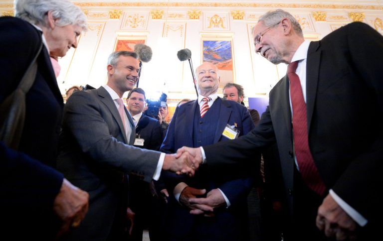 Die zwei Wahlsieger Norbert Hofer (l.) und Alexander Van der Bellen lassen sich feiern. Andreas Khol (ÖVP, Mitte) musste eine Niederlage einstecken.