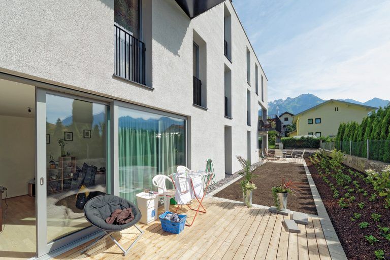 Die zwei Zweizimmerwohnungen im unteren Geschoß öffnen sich durch raumhohe, grau gestrichene Türen bzw. „französische“ Fenster zu Terrassen bzw. kleinen Gärten.