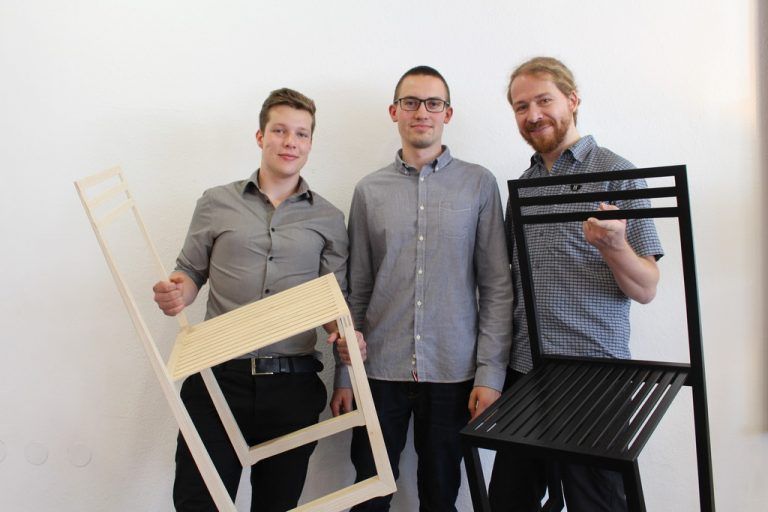 Dominik Zenz, Dirk Vosding und Pierre Aßmann mit ihrem Werkstück „Was bleibt“. Foto: VN