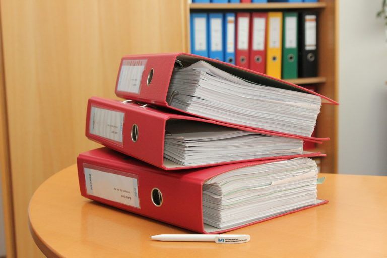 Drei Ordner füllen die Ansuchen, die gebündelt von den fünf Landeskrankenhäusern bei der Ärztekammer einlangten. Foto: khbg