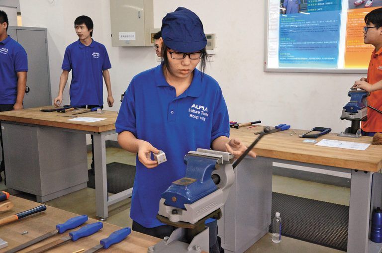 Duale Ausbildung für China stärkt österreichische Unternehmen wie Alpla vor Ort.  Foto: VN/Andreas Scalet