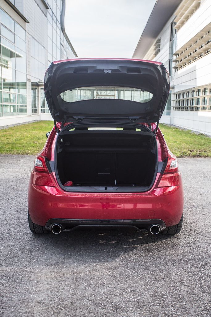 Eindruck: Der 308 GTi ist eine drehfreudige Fahrmaschine, die zudem über ein ordentliches Ladeabteil verfügt, voll am Gas scharren die Vorderräder mitunter hart am Asphalt, die Stopper verlangen einen beherzten Tritt, dann aber packen die Bremsen bissig zu.