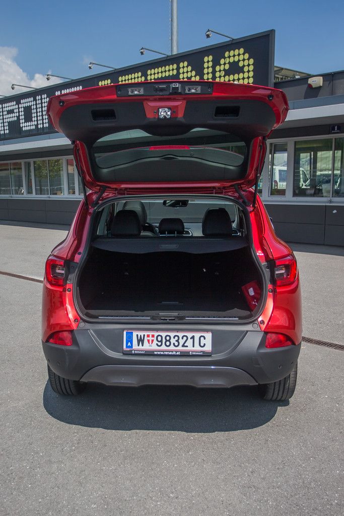 Eindruck: Der Renault Kadjar bietet als Reisefahrzeug Platz auf dem Niveau eines Kombis. Das Gepäckabteil ist darüber hinaus höchst variabel. Einen guten ersten Eindruck macht auch das Dieselaggregat. Es arbeitet ruhig und kraftvoll, allerdings ein wenig brav.