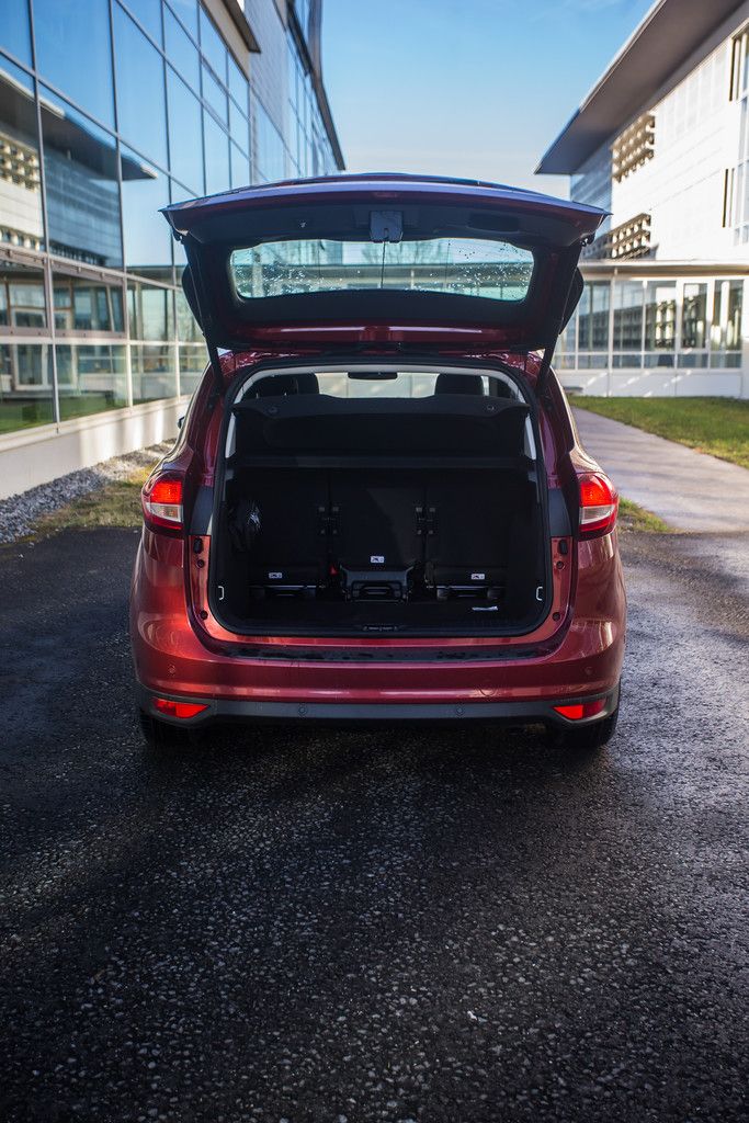 Eindruck: Mit dem C-Max trotzt Ford dem SUV-Boom. Wie praktisch so ein Kompakt-Van doch sein kann. Und mit dem 182 PS starken Benzinmotor macht er auch richtig Spaß. Allerdings ist der Verbrauch in der Praxis mit 7,6 Litern doch recht hoch.