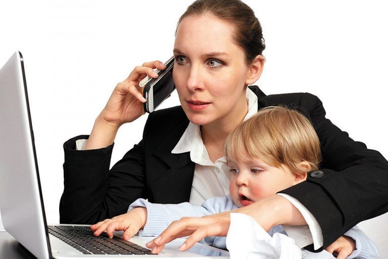 Eine bessere Vereinbarkeit von Kind und Beruf würde die Gehaltseinbußen von Müttern reduzieren.