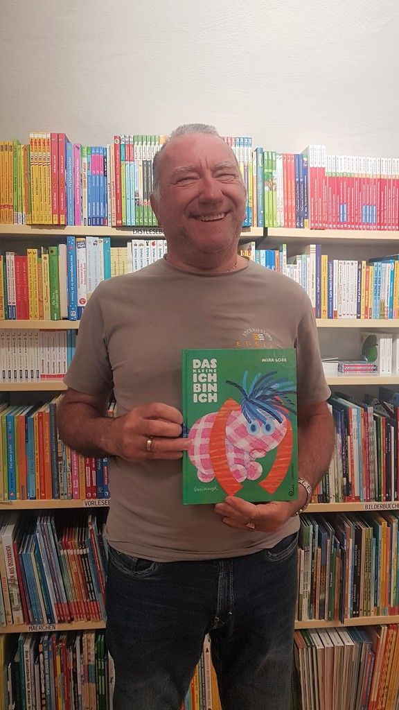 Eine klassische Sommerlektüre für die Kleinen ist „Das kleine Ich bin Ich“ von Mira Lobe. Ein kleines Tier erkennt, dass es keinem anderen gleicht. Nach Zweifeln erkennt aber das kleine Tier: Ich bin nicht irgendwer, ich bin ich. Marbod Eggler, Buchhandlung Eggler, Feldkirch