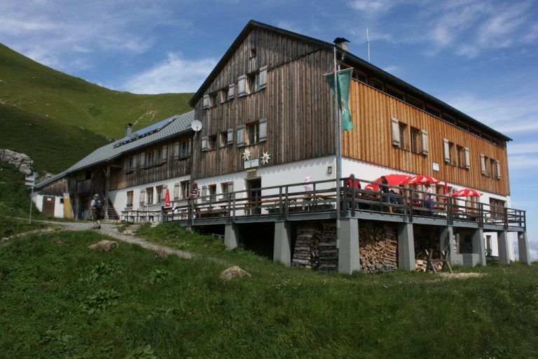 Einkehren in einer der zahlreichen Berghütten gehört zu einer richtigen Wanderung dazu.  Foto: VN/Gasser