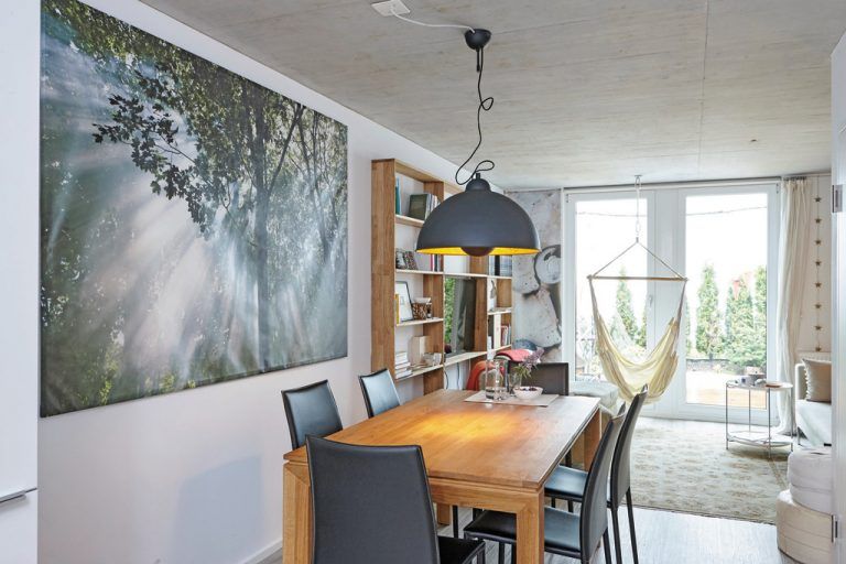 … einmal Richtung Garten im Westen fotografiert. Die Decke ist aus Beton, unbehandelt – ganz wie er aus der Schalung kommt. Das tut der Wohnlichkeit keinen Abbruch, im Gegenteil: