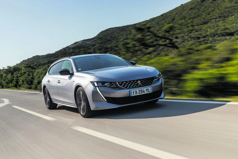 Eleganter und schlanker wirkend als je zuvor ist der Peugeot 508. Der Station Wagen tritt nicht weniger sportlich auf als die Limousine.