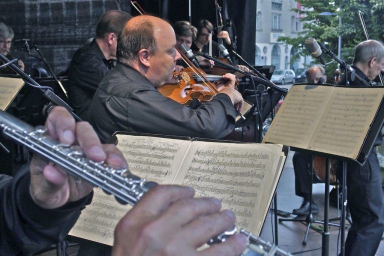 Erleben Sie Mitglieder des Spitzenorchesters mit ihren Ensembles hautnah am Kornmarktplatz und im vorarlberg museum bei freiem Eintritt. foto: bregenz tourismus/udo mittelberger
