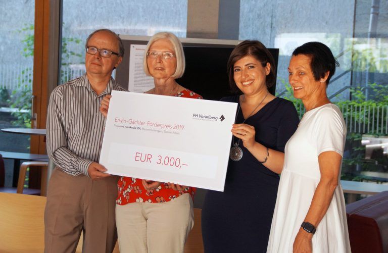 ERwin-Gächter-Preis Die FH Vorarlberg hat zum zweiten Mal den Erwin-Gächter-Förderpreis vergeben. Der Preis ist mit 3000 Euro dotiert und wird jährlich vergeben. Das stiftende Ehepaar Hermine Zass-Gächter und Engelbert Zass (l.) bei der Übergabe des Schecks an Preisträgerin Hala Alnakoula, Studentin des Masterstudiengangs Soziale Arbeit, (Mitte) und FH-Rektorin Tanja Eiselen (r.). FH