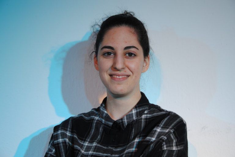 Eslem Karakoe,18 Jahre, Rolle: DoktorMir gefällt die Rolle, denn ich liebe es, Abgründiges zu spielen. Frischs Schreibstil ist schon herausfordernd, weil die Sprache so speziell ist. Für die Schauspieler ist es schwer, das richtig auszudrücken, aber das macht das Stück aus. Ich liebe es, ernste Rollen, böse Rollen zu spielen.