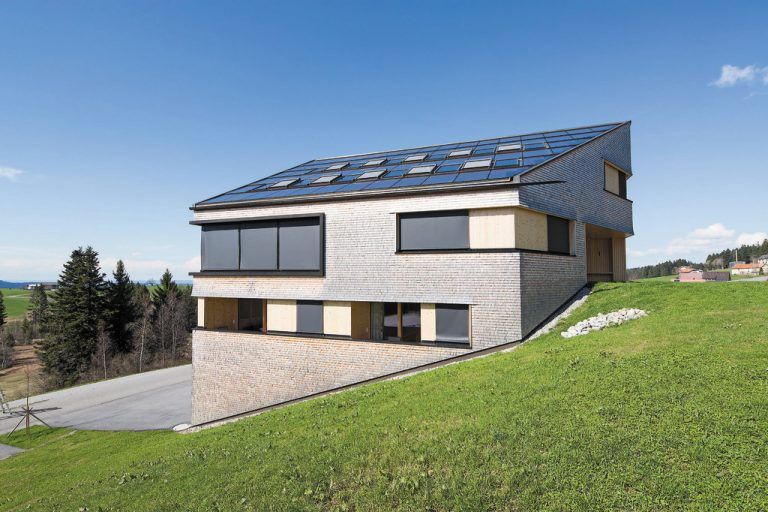 Extremer Höhenunterschied Zwischen der oberen Zufahrt im Osten und der unteren im Westen liegen sechs Meter Höhendifferenz, die Breitseite im Süden wird für Solarkollektoren und Photovoltaik genutzt.