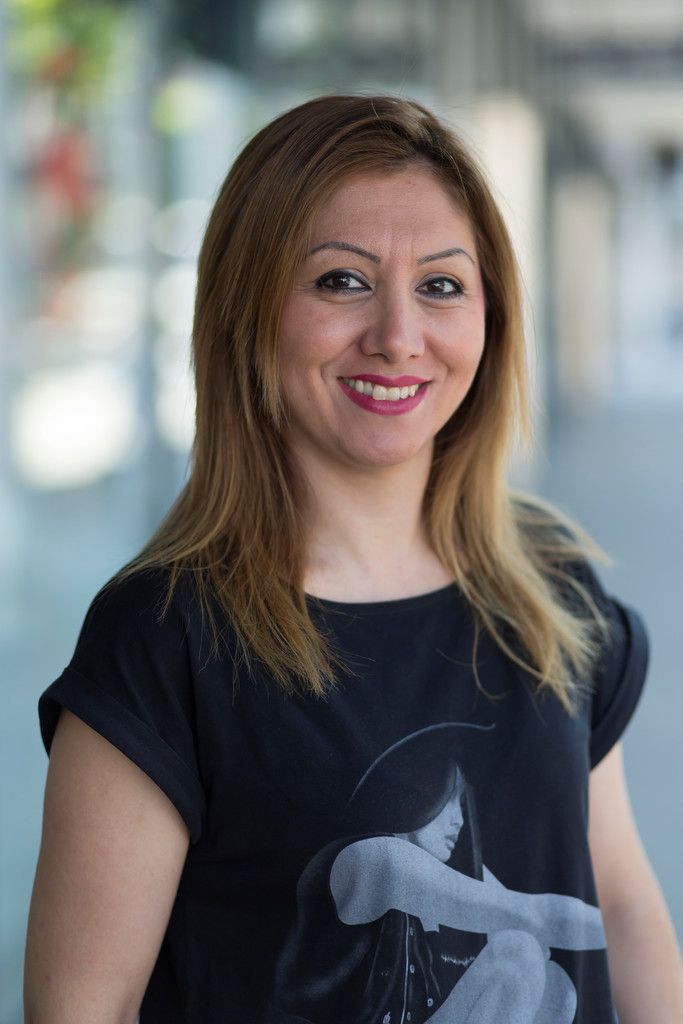 Fatma Sarikaya
Friseurin
Der Beruf ist kreativ. Man entwickelt sich mit den Trends weiter. Ich mag die Arbeit mit Menschen und schätze das Vertrauen der Kunden.