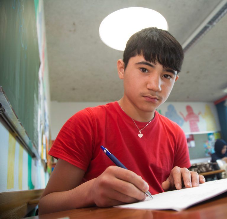 Fawad im Jahr 2015: Damals war er neu in der Schule. Nun muss er sie wieder verlassen. Foto: VN/Paulitsch