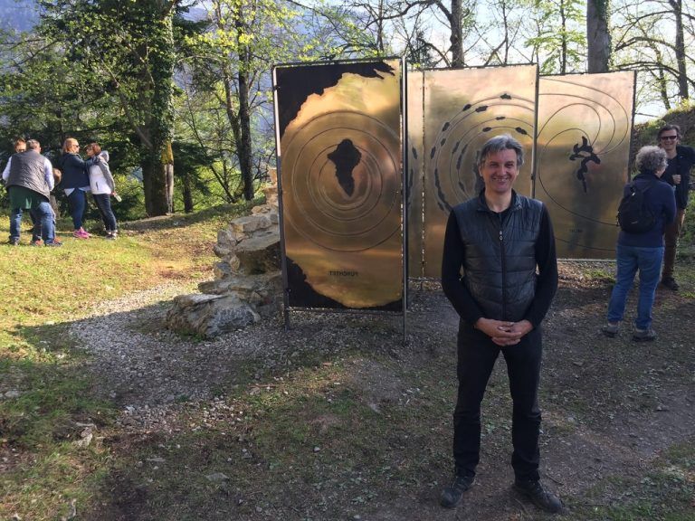 Skulpturen von Arno Egger bei der Burgruine Alt-Ems